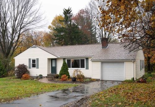 21 Hartman Rd, Amherst, MA 01002-1413