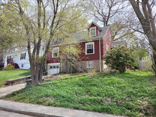 32 Indian Lake Pkwy, Worcester, MA 01605-1216