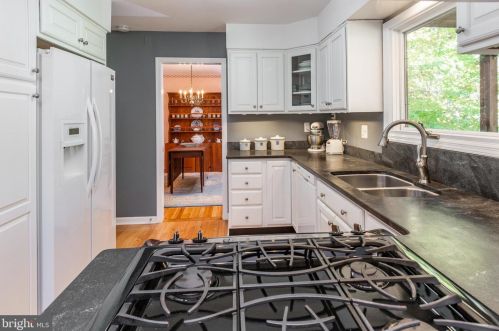 33 Pineknoll Dr, Trenton NJ 08648-3143 exterior