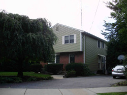 8 River St, Newton, MA 02465-1852