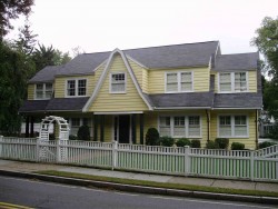 702 Chestnut St, Newton, MA 02468-2015