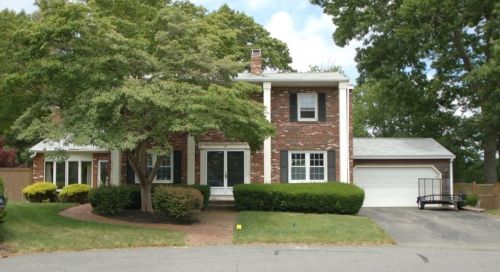40 Edgewater Ln, Taunton, MA 02780-1031