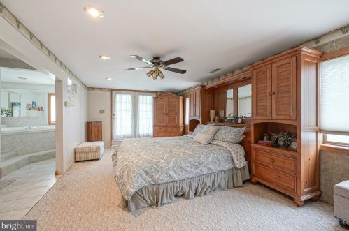 431 Meadowcroft Rd, West Deptford NJ 08096-4007 exterior