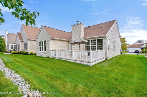 9 Fernwood Dr, Tinton Falls NJ 07712-8713 exterior