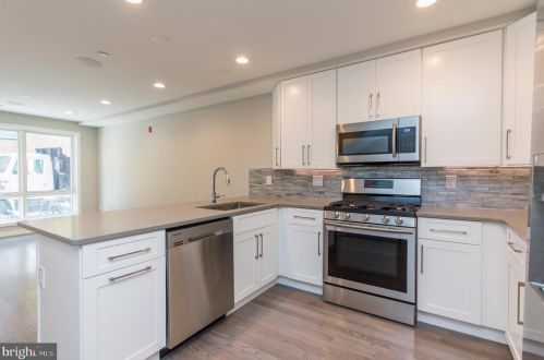 1709 Bainbridge St, Philadelphia, PA 19146-1918