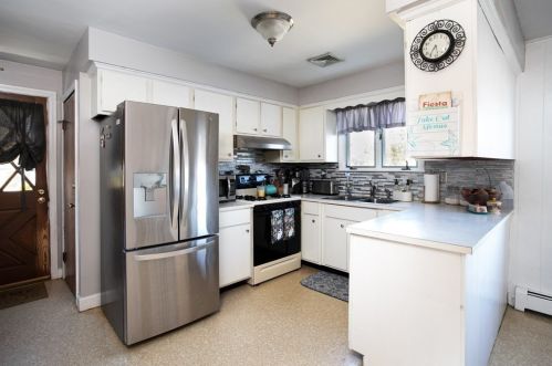 38 Clearview Ave, Fall River MA 02726-4801 exterior