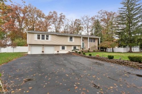 41 Cutter Dr, East Hanover NJ  07936-3047 exterior