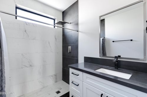 1121 11th St, Phoenix AZ 85006-2744 exterior