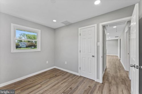 300 May Ave, West Deptford NJ 08096-1167 exterior