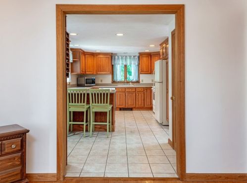 1626 Main St, Leicester MA 01524-1917 exterior