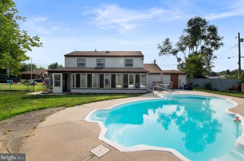 260 Columbus Dr, West Deptford NJ 08051-1258 exterior