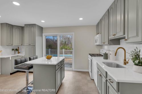 36 Drexel Dr, Jackson Twp NJ  08527-2328 exterior