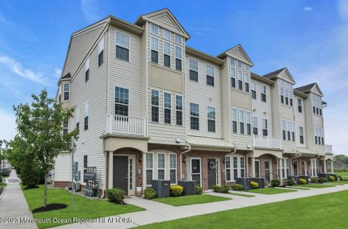 16 Kyle Dr, Tinton Falls, NJ 07712-7536