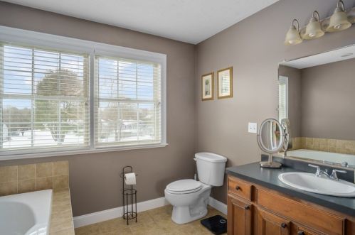 62 Chelsea Dr, Seekonk MA 02771-4923 exterior