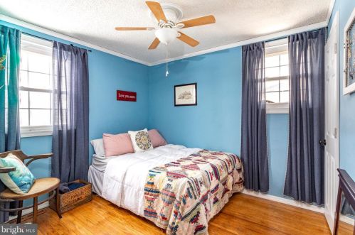 1037 Salem Ave, West Deptford NJ 08096-6062 exterior