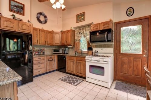 377 Skyline Lk Dr, Skyline Lakes NJ 07456-1953 exterior