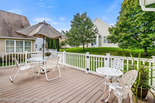 9 Fernwood Dr, Tinton Falls NJ 07712-8713 exterior