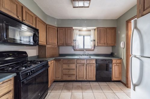 170 Beekman Dr, Agawam, MA 01001-2605