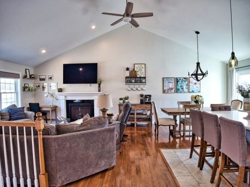 341 Courtney St, Fall River MA 02720-6726 exterior