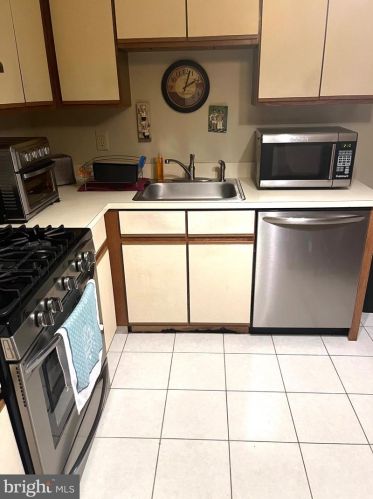 1061 Tristram Cir, West Deptford NJ 08051-2253 exterior