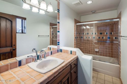 2020 Bethany Home Rd, Phoenix AZ 85014-2434 exterior