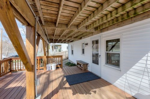 31 Indian Lk Pkwy, Worcester MA 01605-1215 exterior