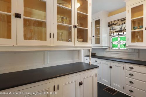 215 Silverside Ave, Little Silver NJ 07739-1713 exterior