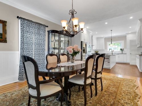 6 Rowe St, Newton MA 02466-1596 exterior