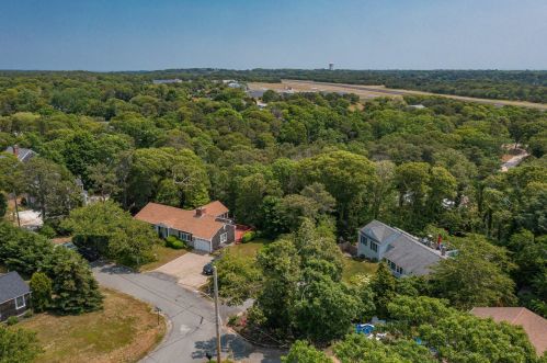 2 Uncle Zlotis Rd, Chatham MA 02633-1595 exterior