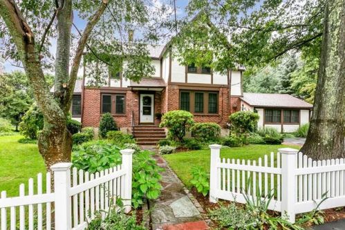 6 Oakhurst Cir, Needham MA  02492-2848 exterior