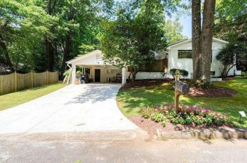 581 Hammond Dr, Atlanta GA  30328-5139 exterior