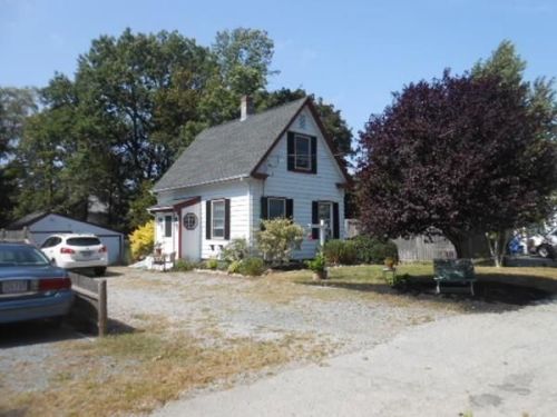 17 Nursery St, Whitman, MA 02382-1934