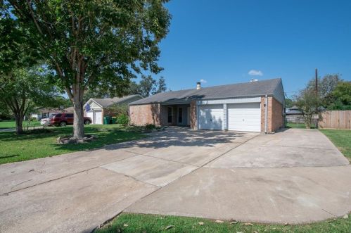 1204 Heron Dr, Taylor Lake Village TX  77586-2518 exterior