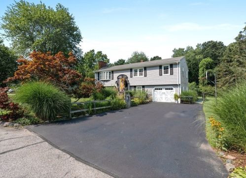 21 Mohawk Dr, Seekonk, MA 02771-5707