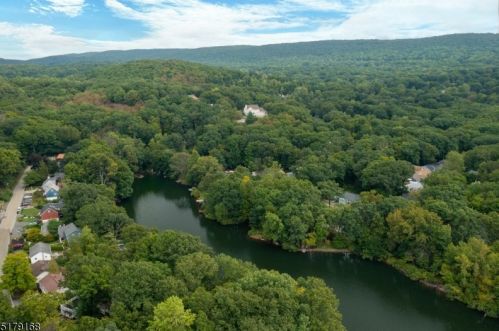 278 Skyline Lake Dr, Skyline Lakes, NJ 07456-1960