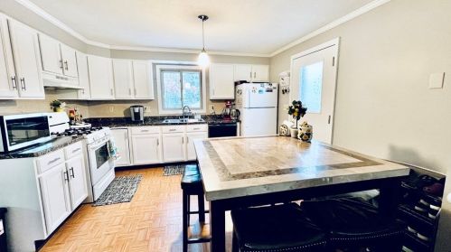 11 Grove Ave, Montgomery MA  01085-1308 exterior