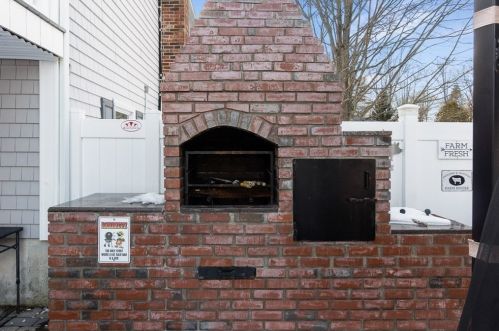 54 Apple Blossom Ln, Taunton MA 02780-4718 exterior