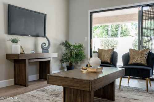 27 Casa Hermosa Dr, Phoenix, AZ 85021-5519