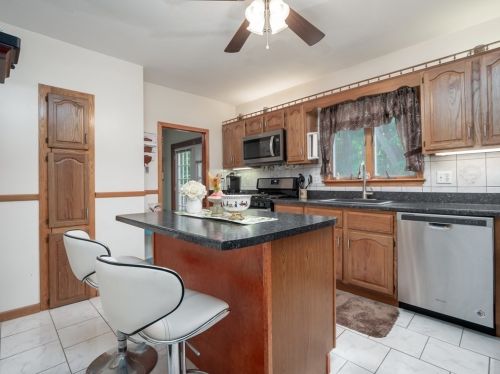 1174 Mammoth Rd, Dracut MA  01826-3147 exterior