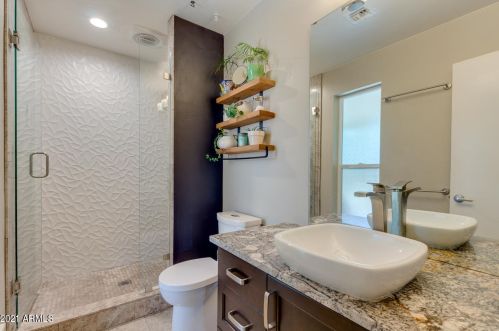 725 Country Gables Dr, Phoenix AZ 85053-4528 exterior