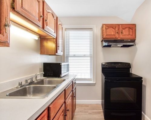 556 Bradford Ave, Fall River MA 02721-1017 exterior