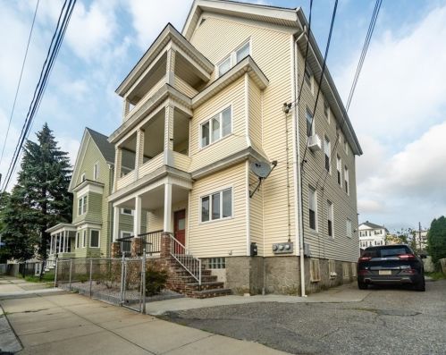 72 Montaup St, Fall River, MA 02724-3317