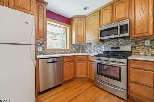 24 Dixon Pl, East Hanover NJ 07936-3049 exterior