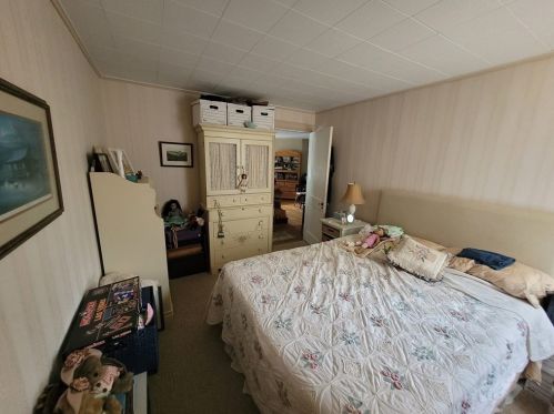 580 Weetamoe St, Fall River MA 02720-5643 exterior