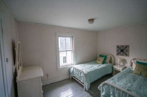 77 Mcclellan St, Amherst MA 01002-2012 exterior