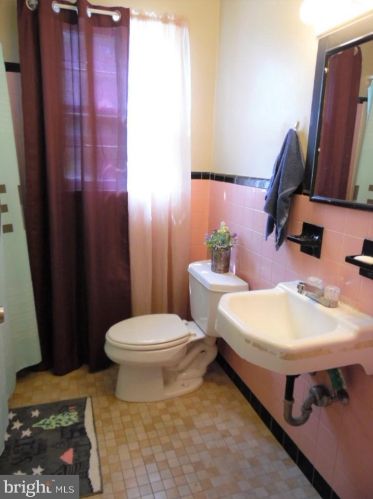 8 Parkview Cir, West Deptford NJ exterior