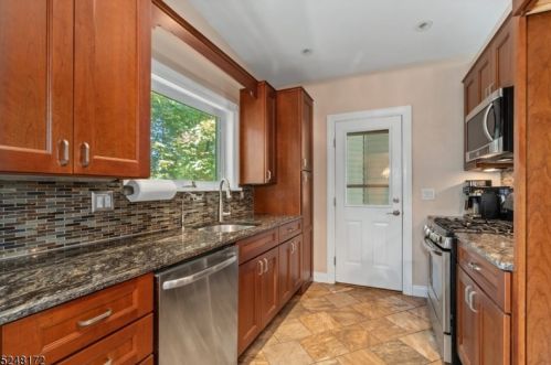 20 Robin Ln, Skyline Lakes NJ 07456-2932 exterior