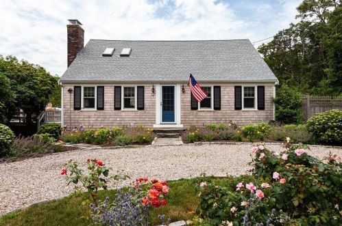 74 Ellis St, Chatham MA  02633-1881 exterior