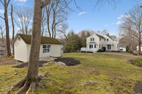 56 Elm St, Hingham MA 02043-2431 exterior