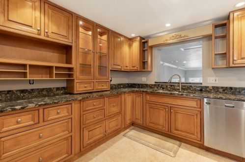 24 Harvey Ln, Whitman MA 02382-1948 exterior